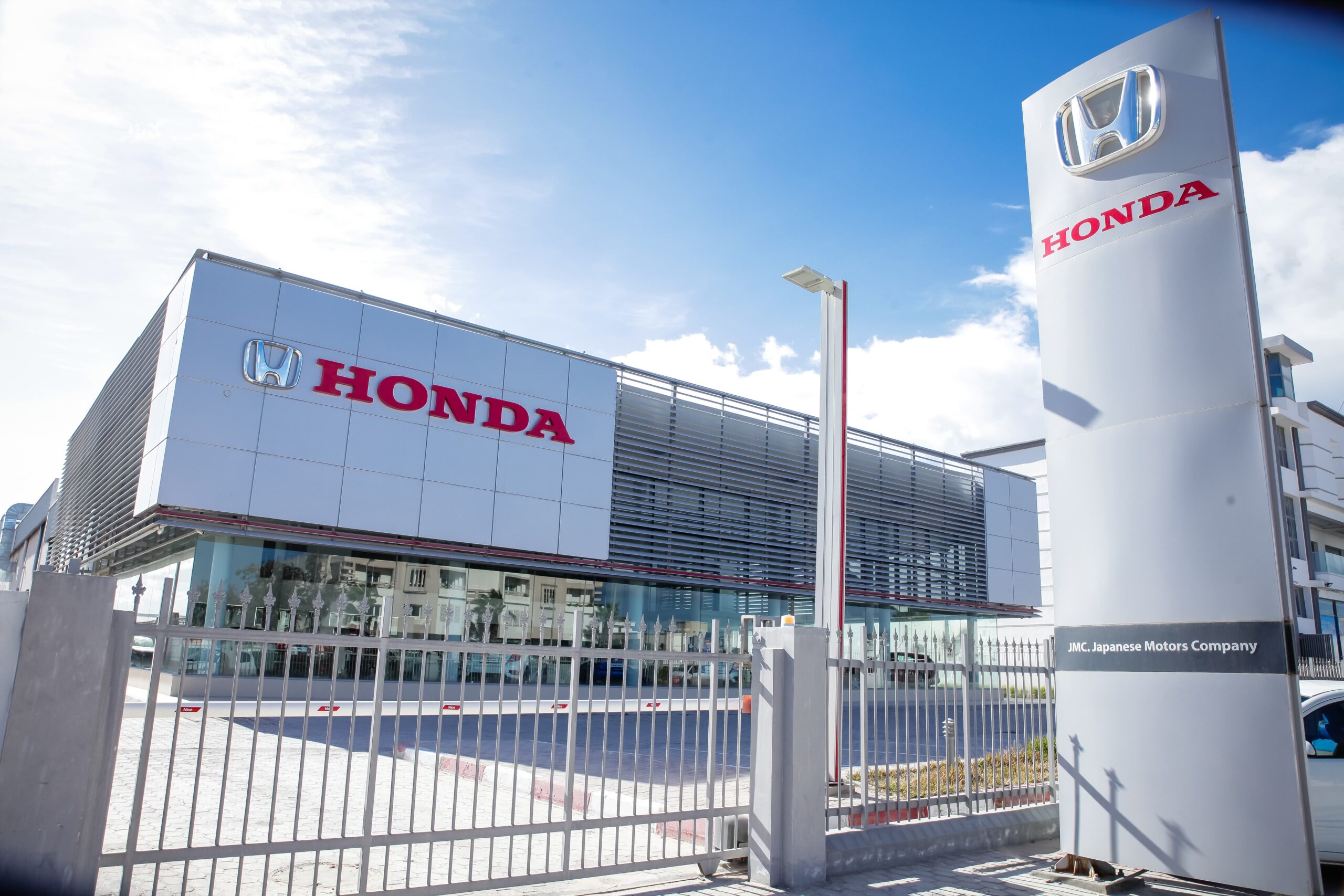 Façade HONDA publicom, stands tunisie, agencement commercial, communication visuelle, plv, enseignes, structures modulaires